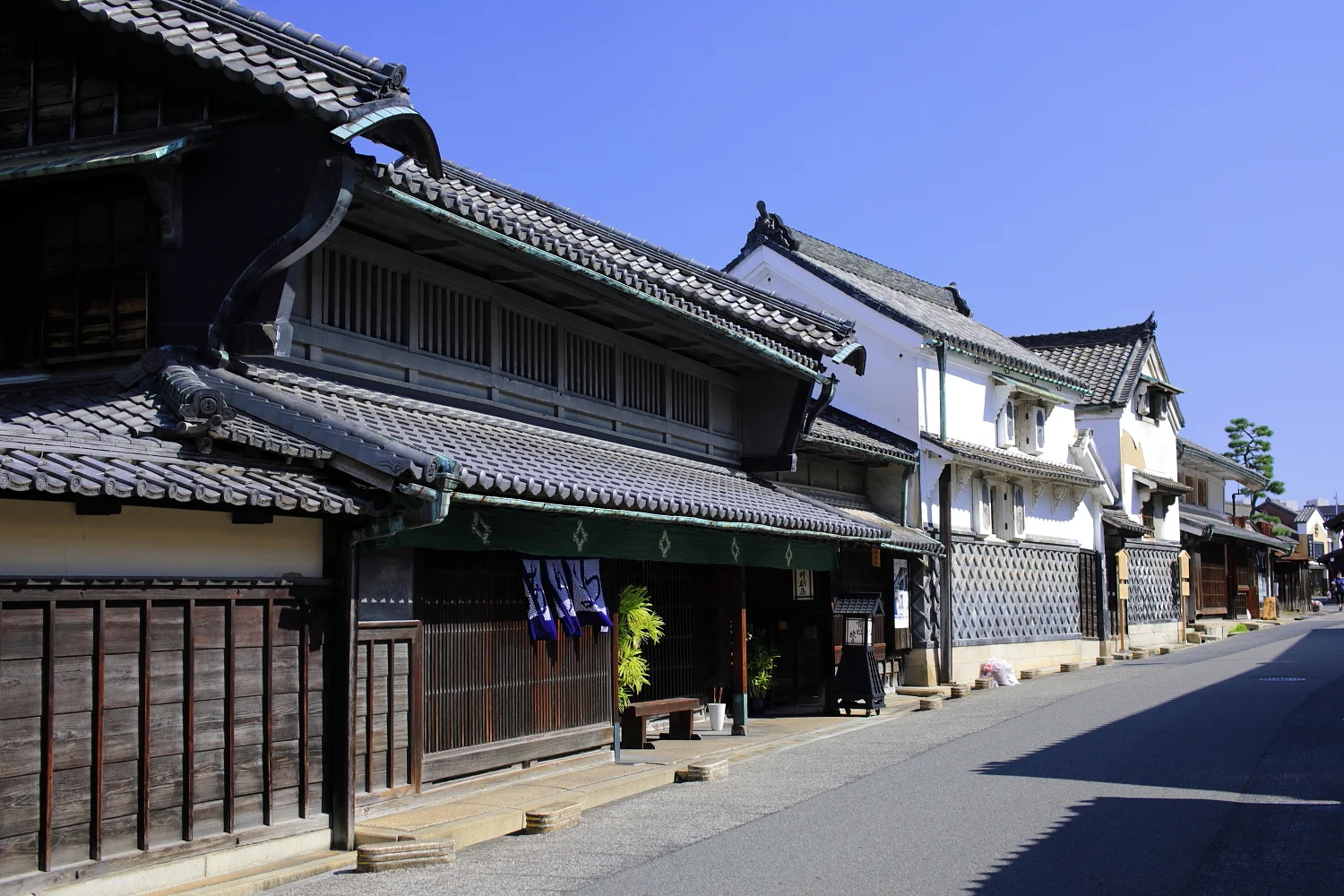 有松の服部家の主屋と土蔵が街道に面して並ぶ外観