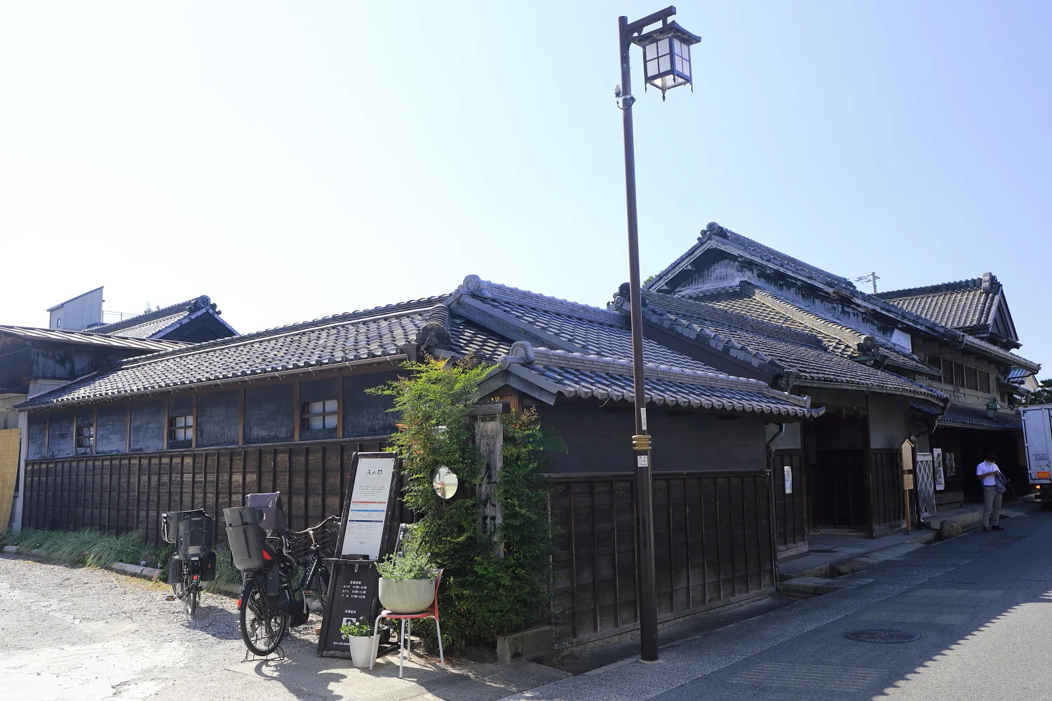 有松の竹田家住宅と竹田嘉兵衛商店の瓦屋根と格子