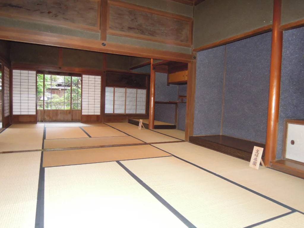 旧片山家住宅の主屋内部。畳の部屋と建具が奥へ続く