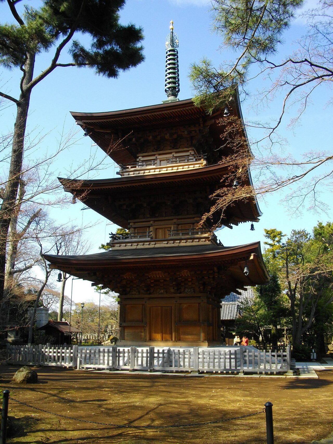 豪徳寺の三重塔。屋根が三層に重なる