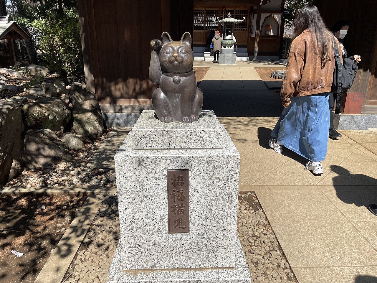 豪徳寺境内の、小判を持たず右手を上げた招福猫児