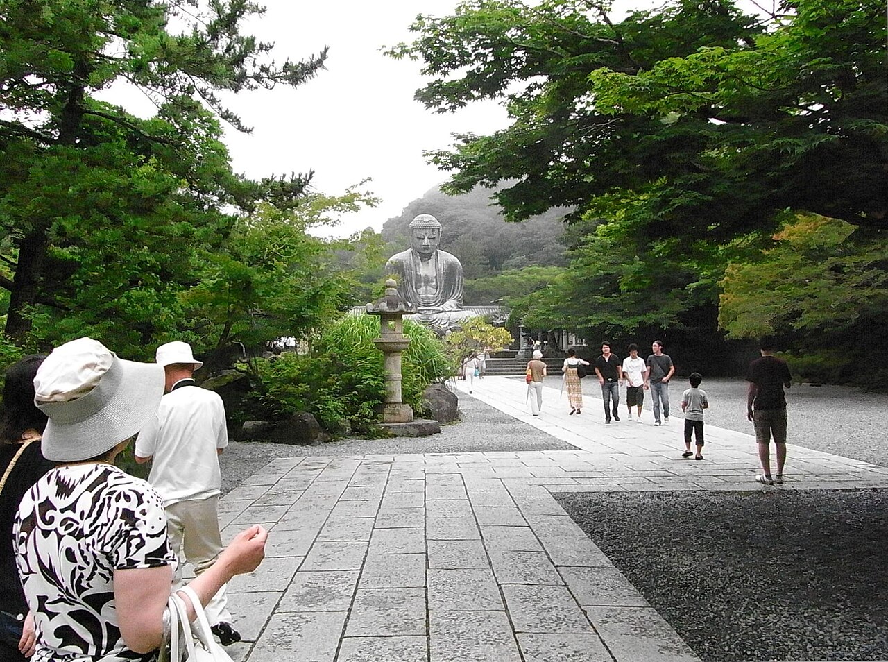 高徳院の参道の先に、屋根のない鎌倉大仏が見える