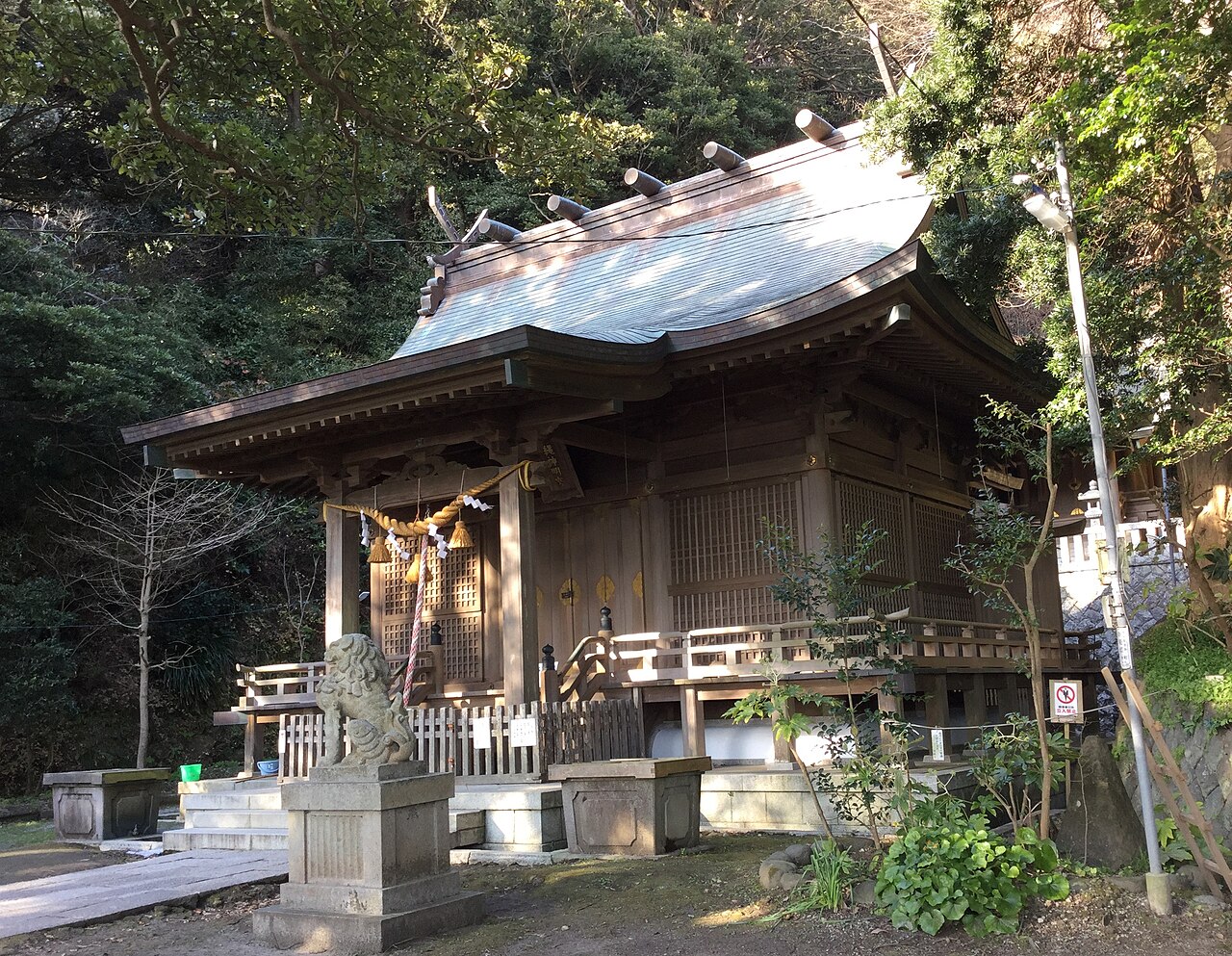 木立と丘を背にした甘縄神明宮の拝殿