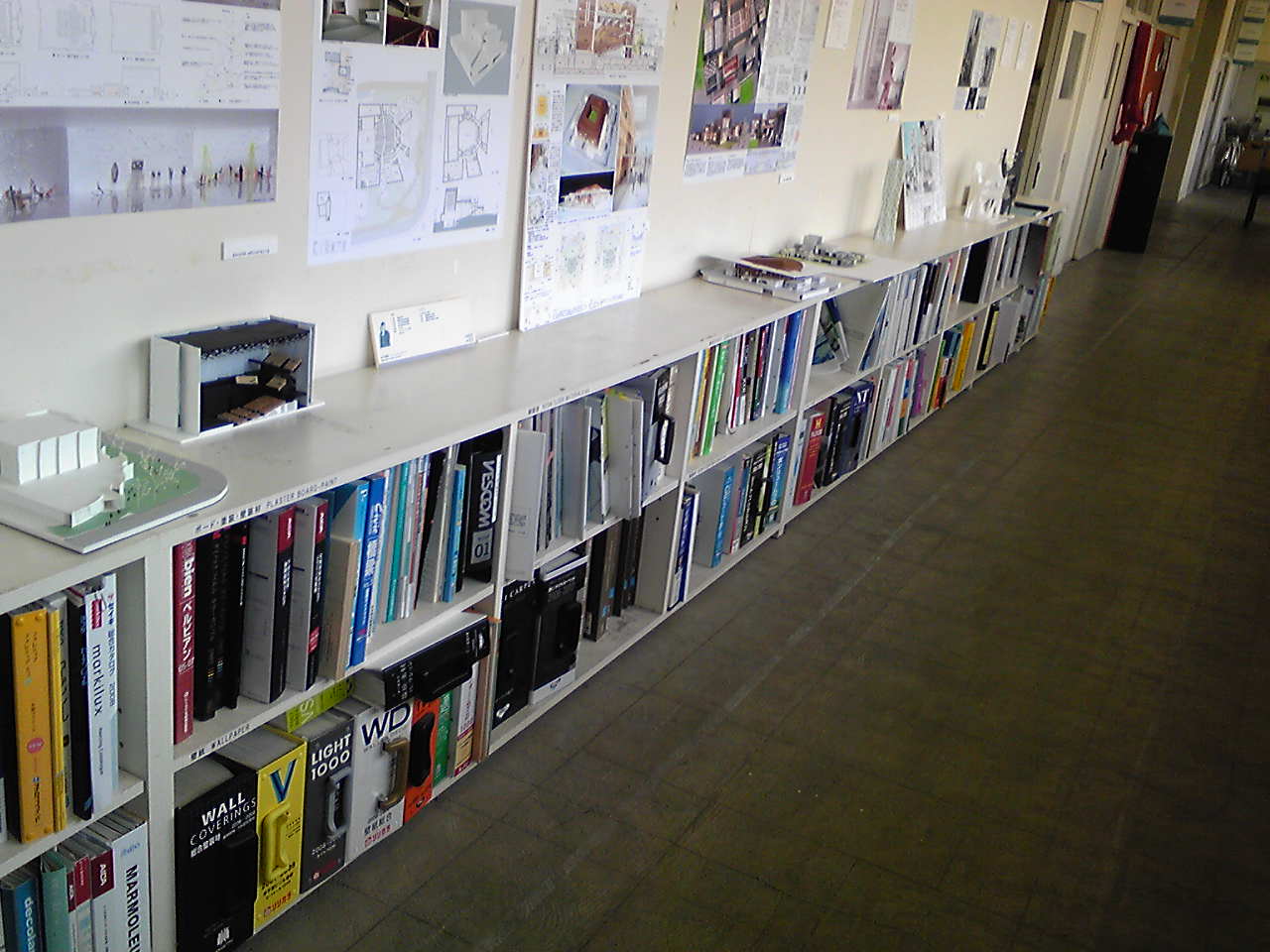 2009年の世田谷ものづくり学校の室内。壁沿いの本棚と展示資料が並ぶ。