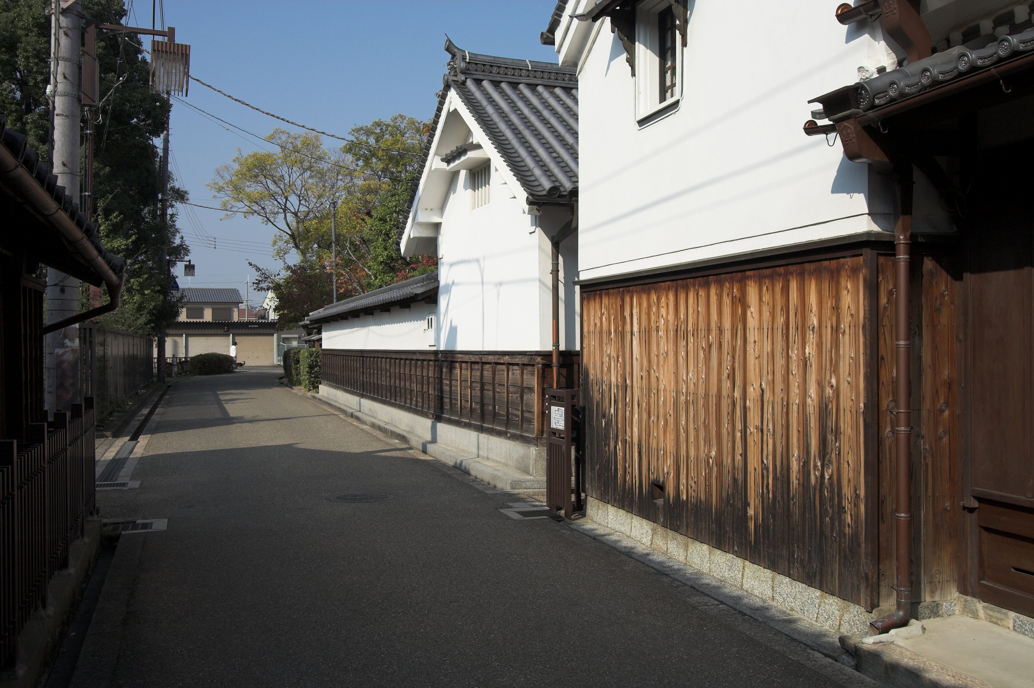 白い壁と重なる屋根が見える今井町の今西家住宅外観、2006年撮影