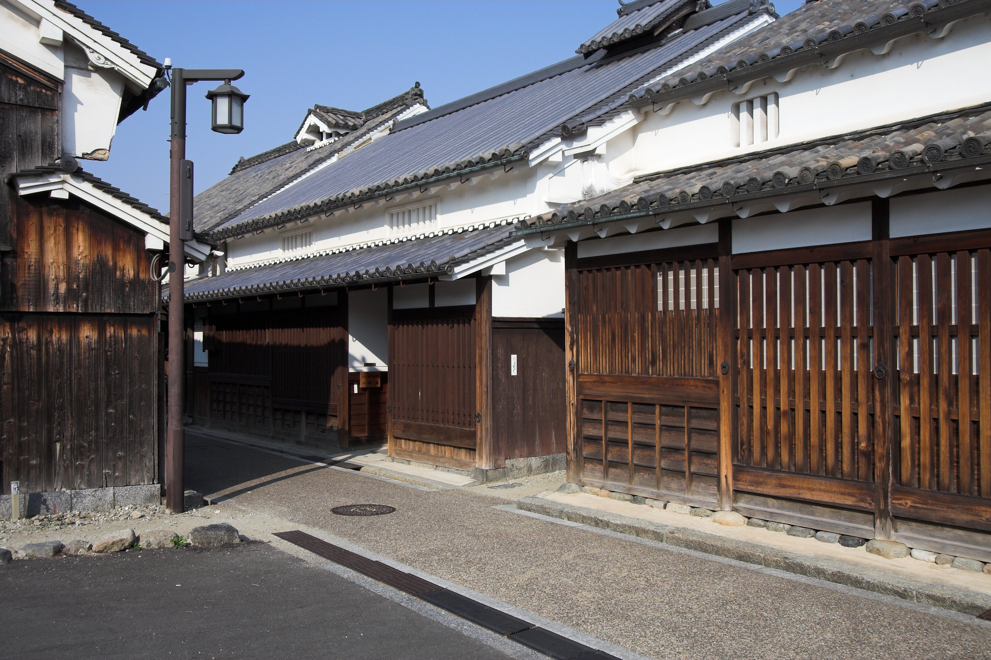 今井町の通りに軒と格子のある町家が接して並ぶ、2006年の景観