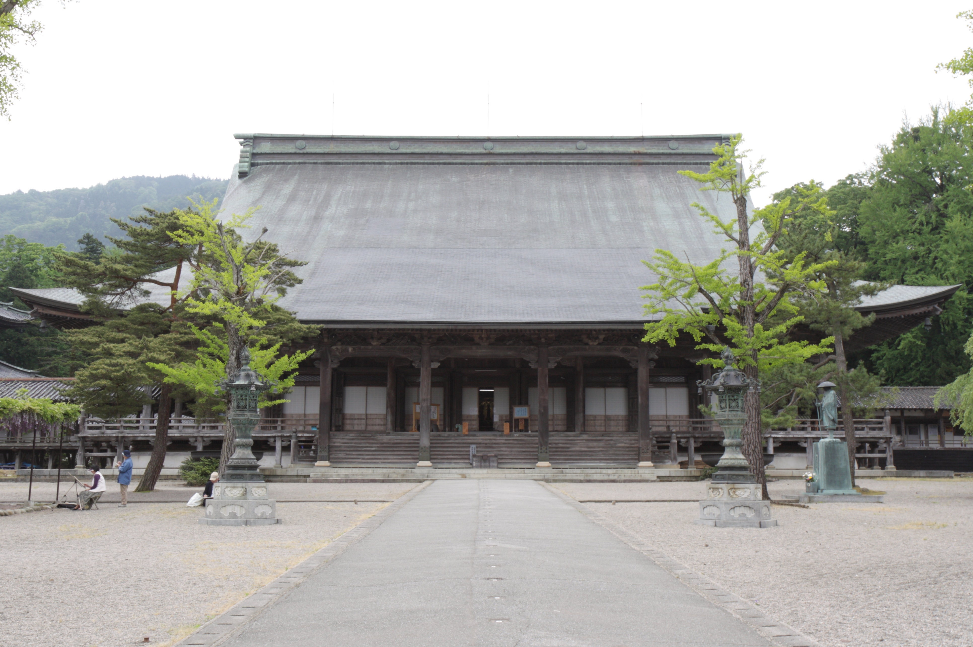 大きな屋根をかけた井波別院瑞泉寺の本堂正面