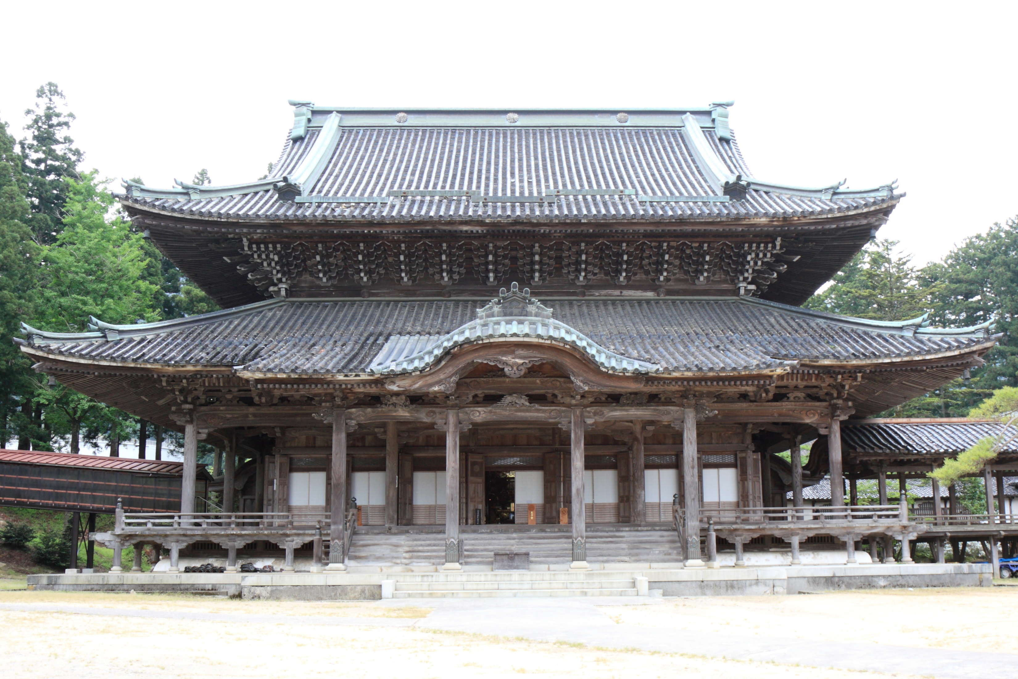 井波別院瑞泉寺の太子堂。正面の屋根と軒下の細かな木組みや彫刻