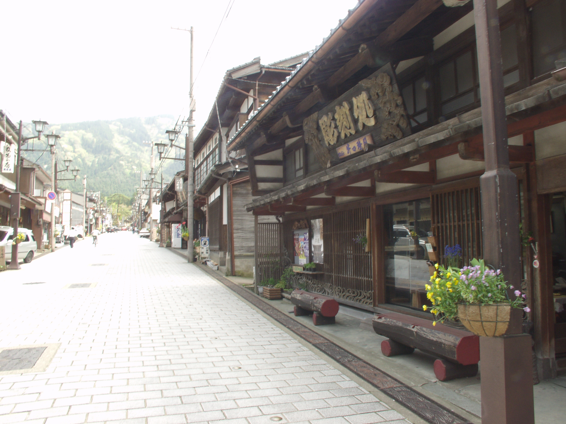 井波の通り沿いにある木造の彫刻店。軒下の看板と格子戸が見える