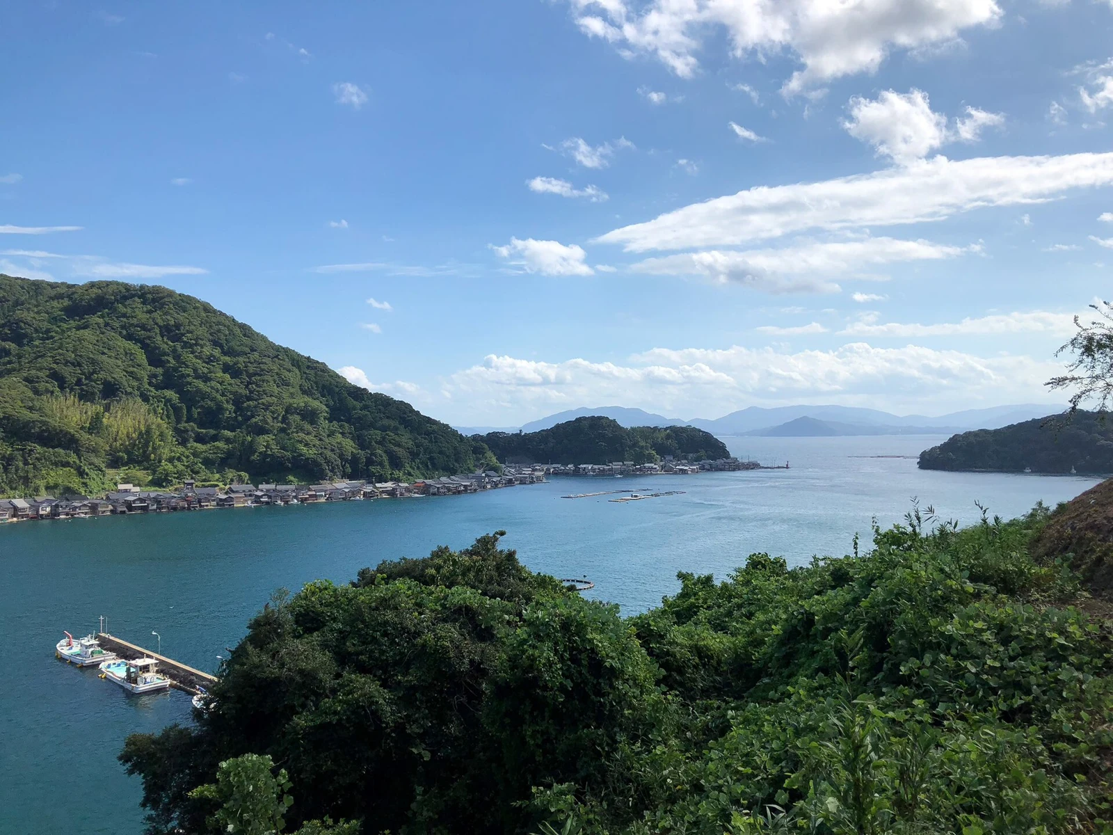 伊根湾の湾口と水際に並ぶ家々
