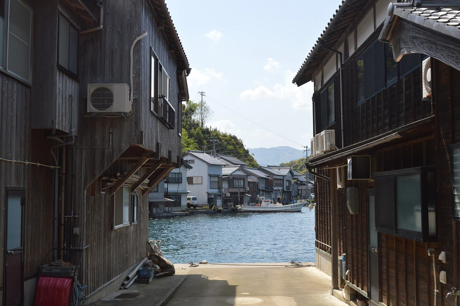 舟屋の間から見える海と対岸の家々