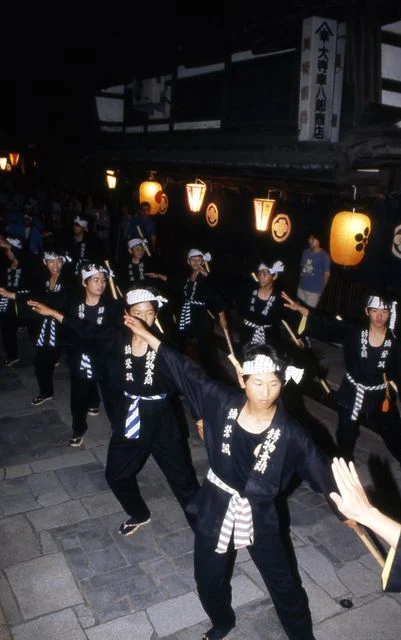 提灯のある金屋町の通りを弥栄節に合わせて踊る人たち