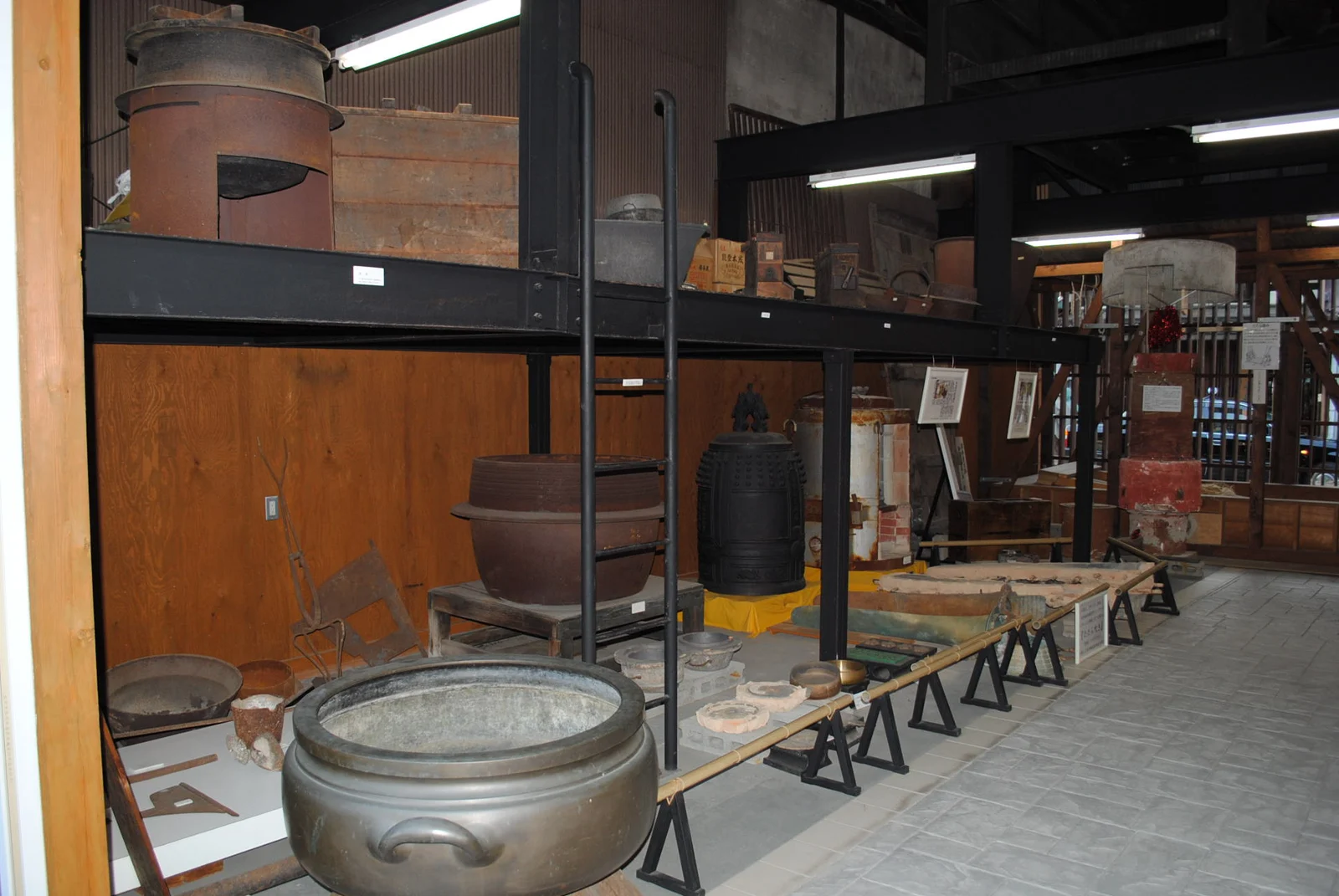 高岡鋳物の製品として展示された大きな釜や鐘と鋳型