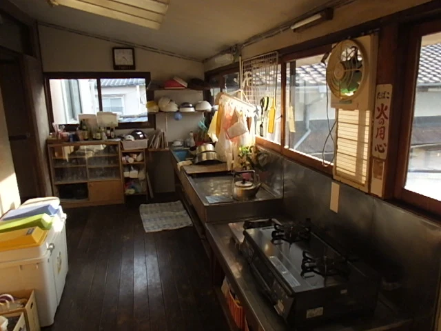 調理器具と流し台が並ぶ双葉荘の調理場