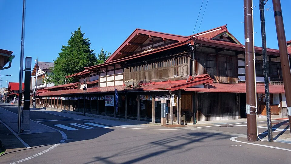 通りの角に建つ鳴海醸造店の外観とこみせ