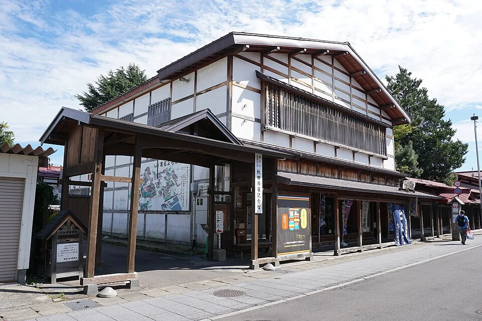 秋田雨雀記念館の案内がある津軽こみせ駅の外観