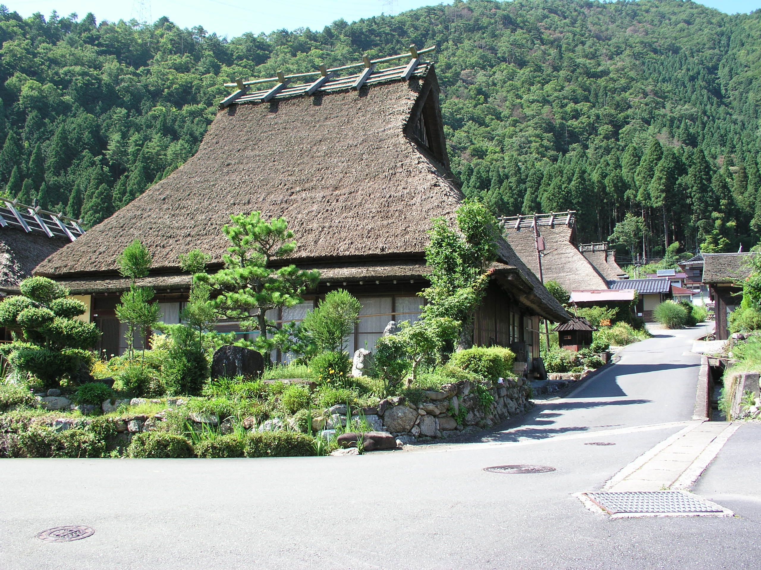 石垣と庭のある美山町北の家と小道