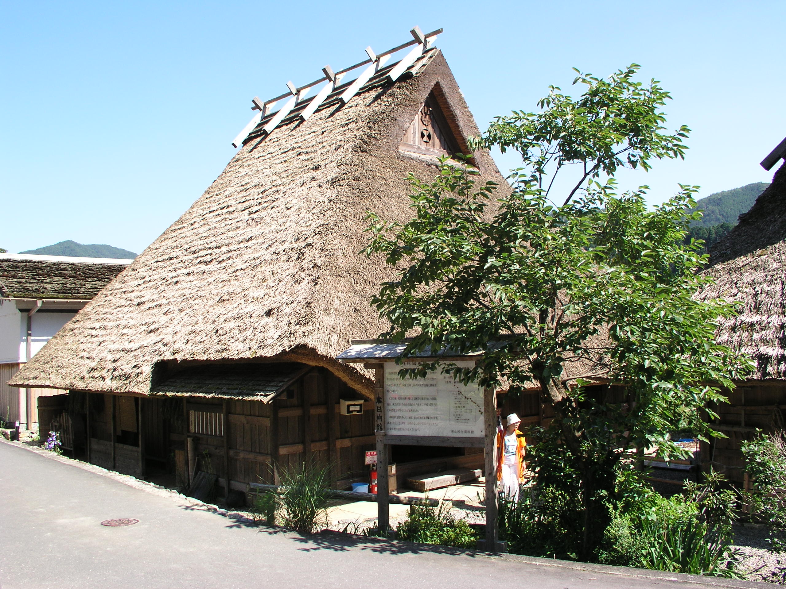 美山民俗資料館の茅葺き建物と入口