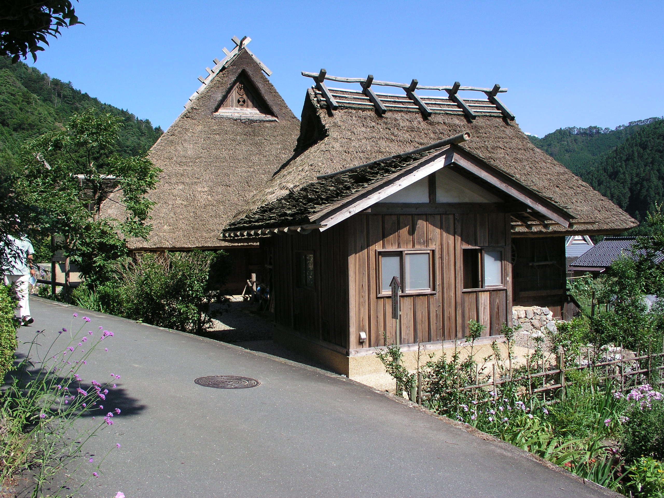 美山町北の茅葺き屋根と木の棟飾り