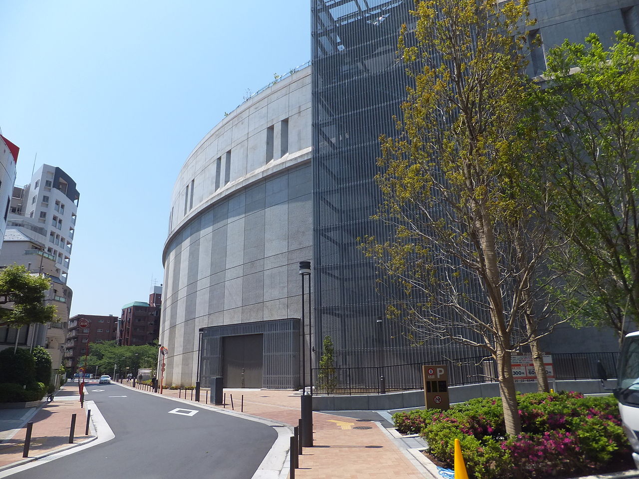 大橋ジャンクションの曲面状の外壁と周囲の街路。屋上庭園を下から支える道路施設。