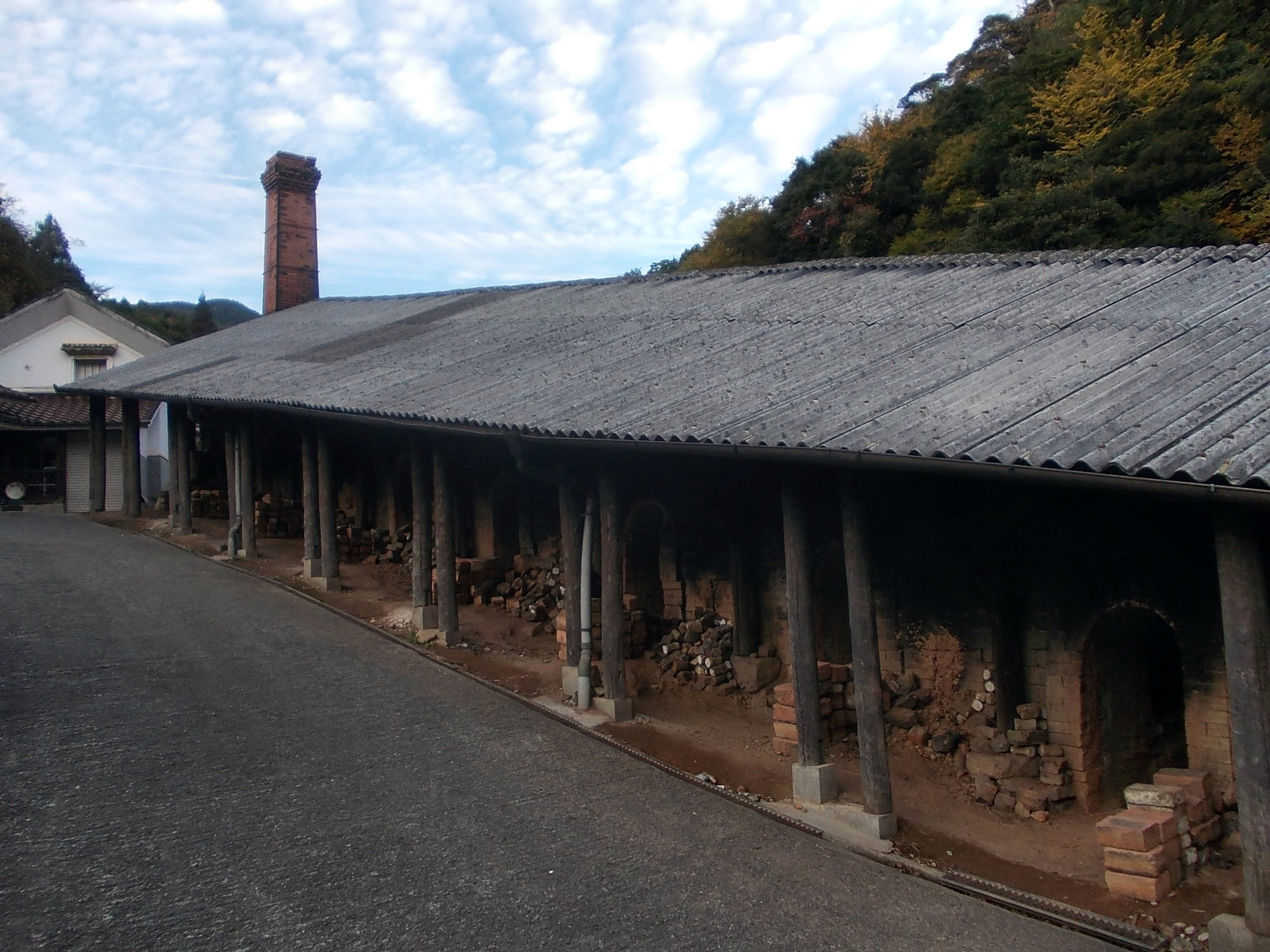 小鹿田皿山で斜面に沿って長く続く、屋根に覆われた登り窯の外観