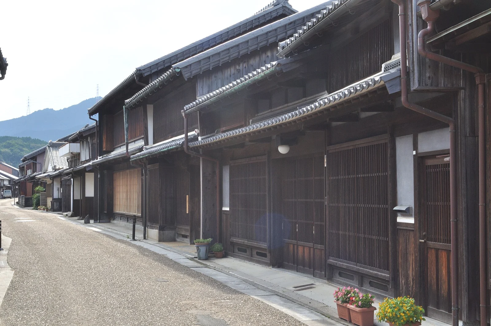 格子と瓦の庇が連なる関宿の町家