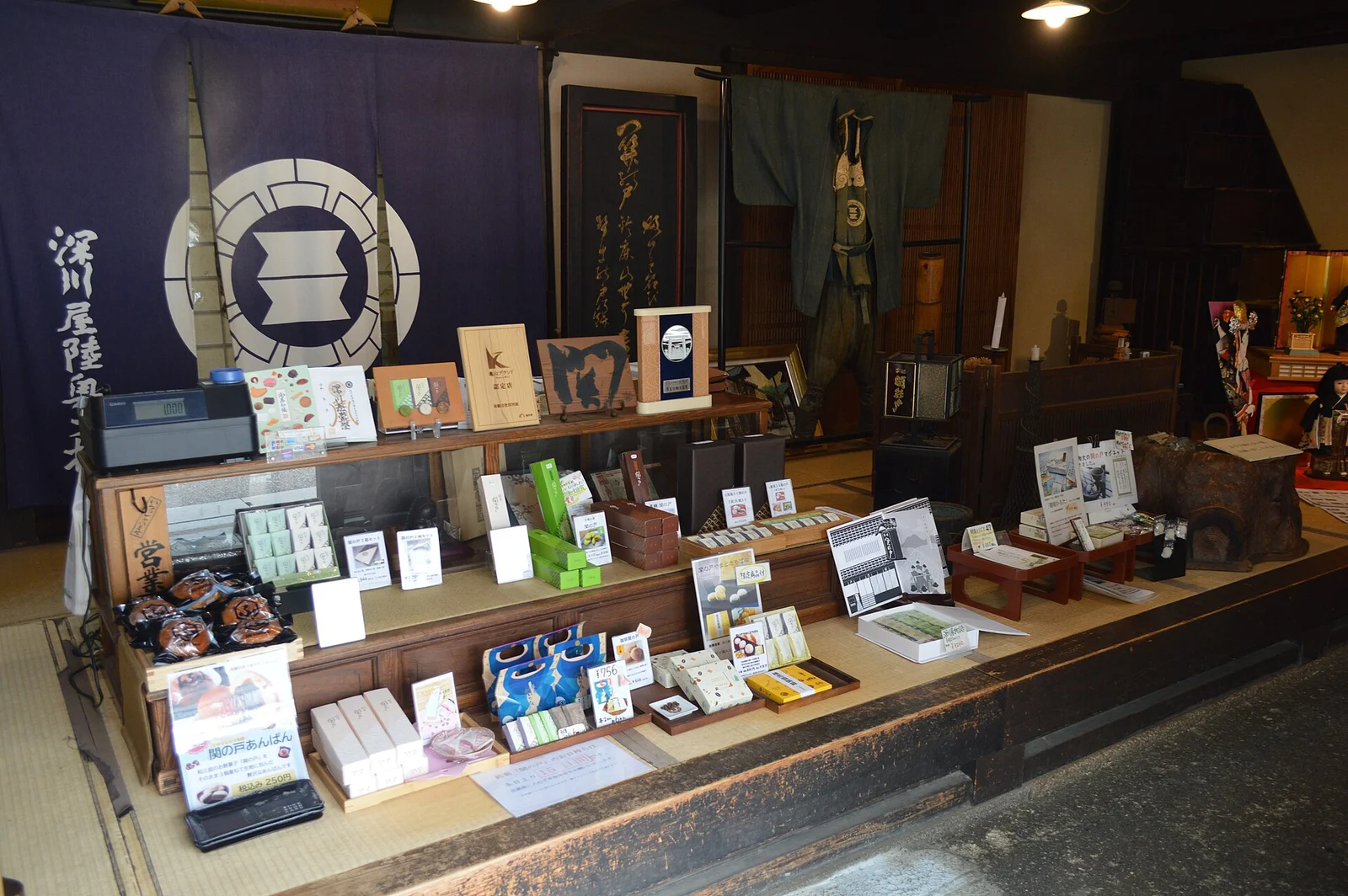 菓子の箱や商品案内が並ぶ深川屋の店内