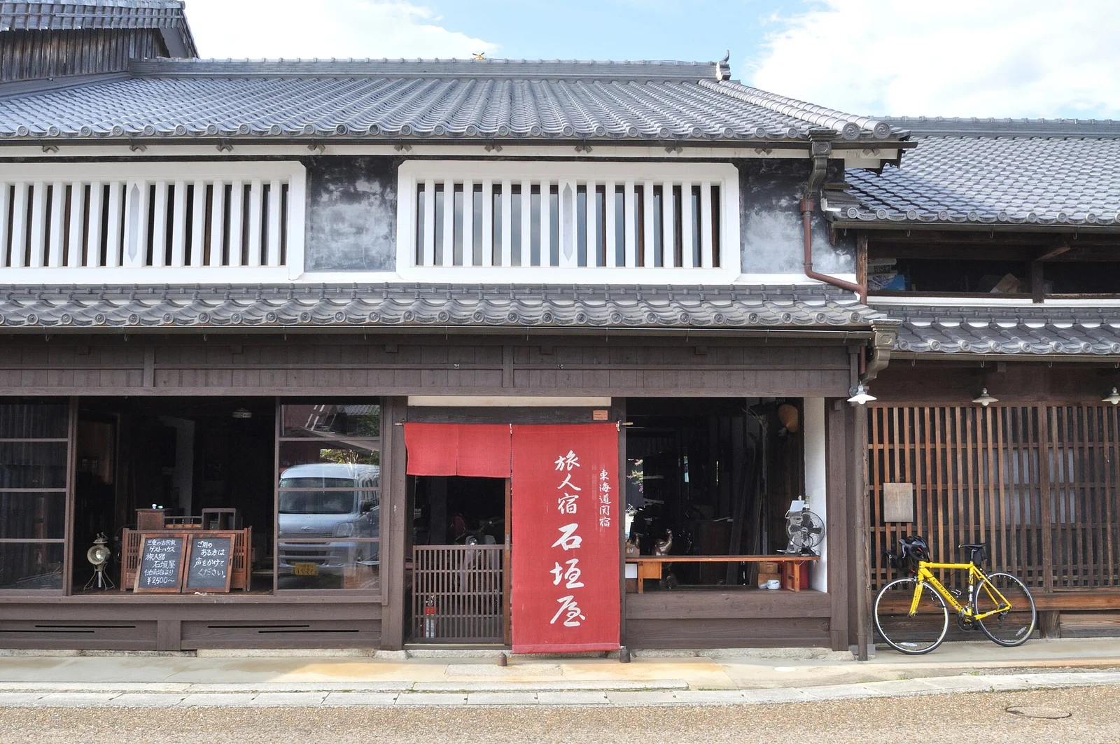 二階に白い虫籠窓が並ぶ関宿の町家
