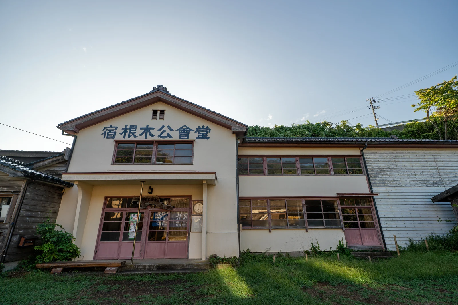 小路に面した宿根木公会堂の二階建ての正面