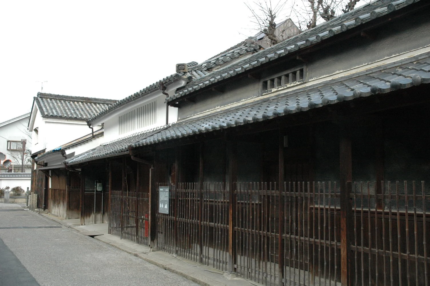 道に面した格子と瓦の庇が連なる仲村家住宅の外観