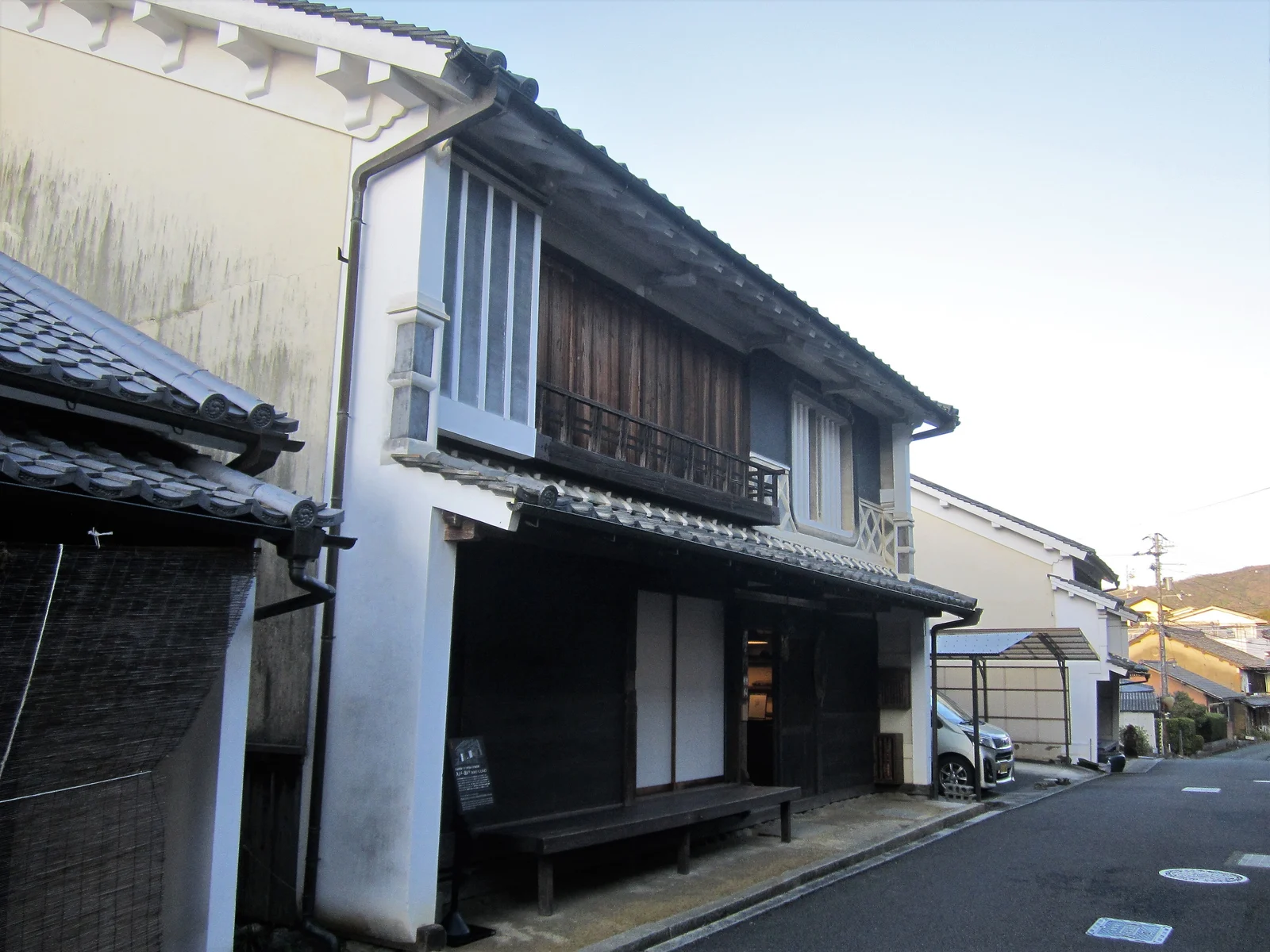 八日市護国町並保存センターの木造の建物と入口