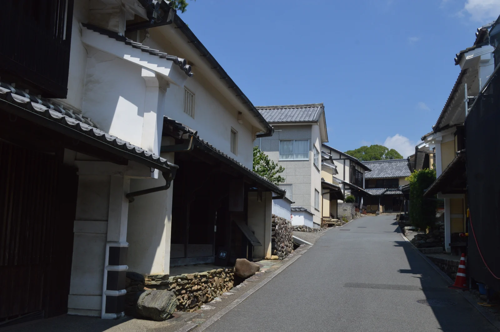 坂道に沿って石積みと白壁の家々が並ぶ八日市・護国