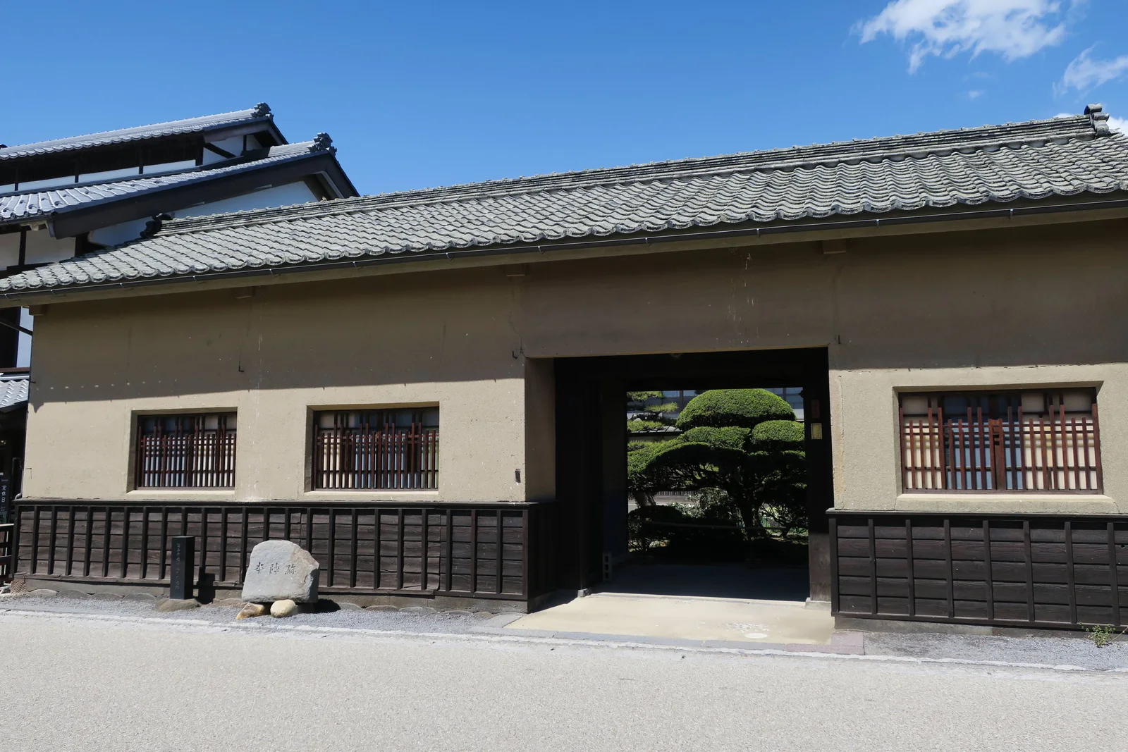 海野宿の本陣跡を示す石碑と問屋門