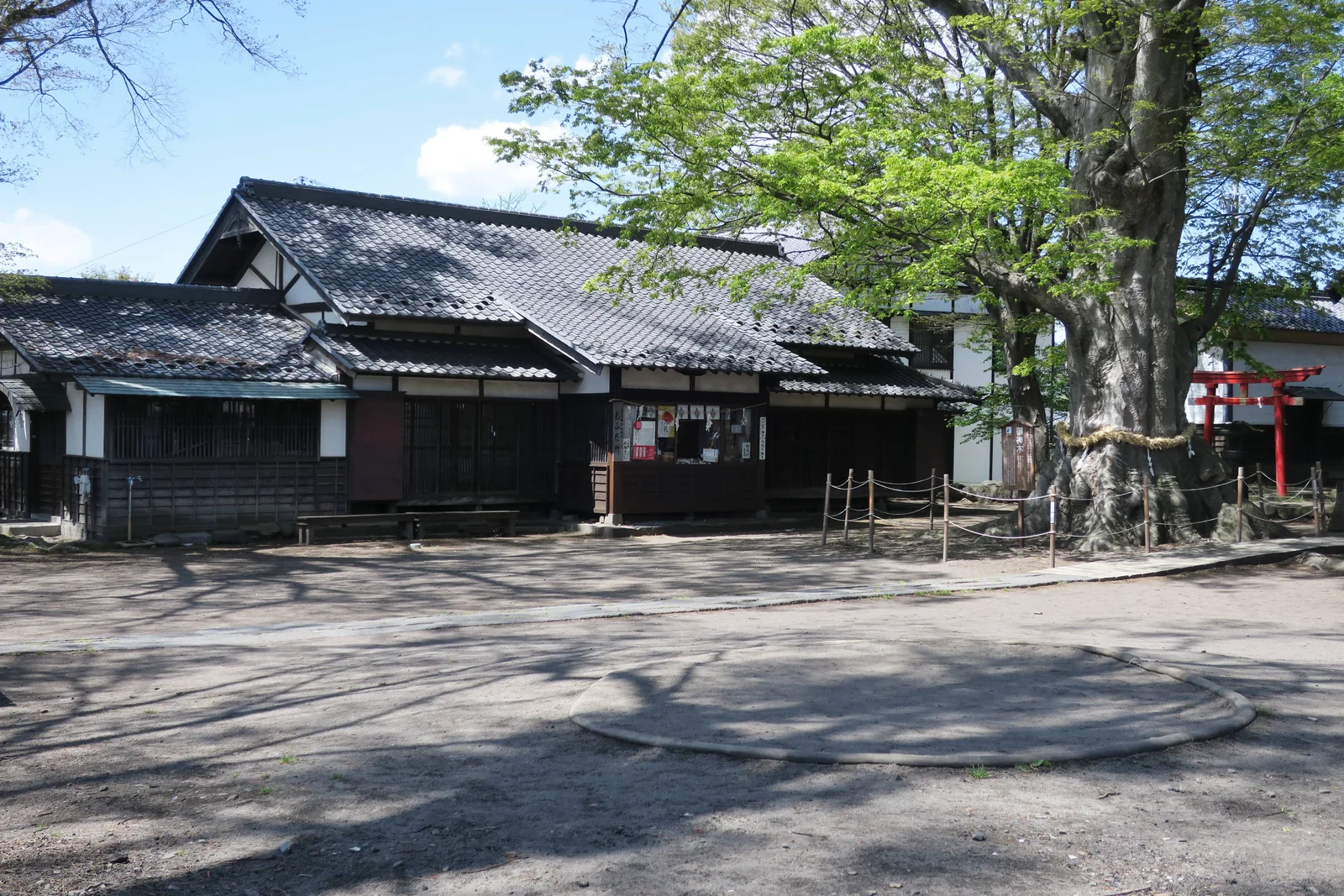 海野宿東端の白鳥神社の建物と境内の木々