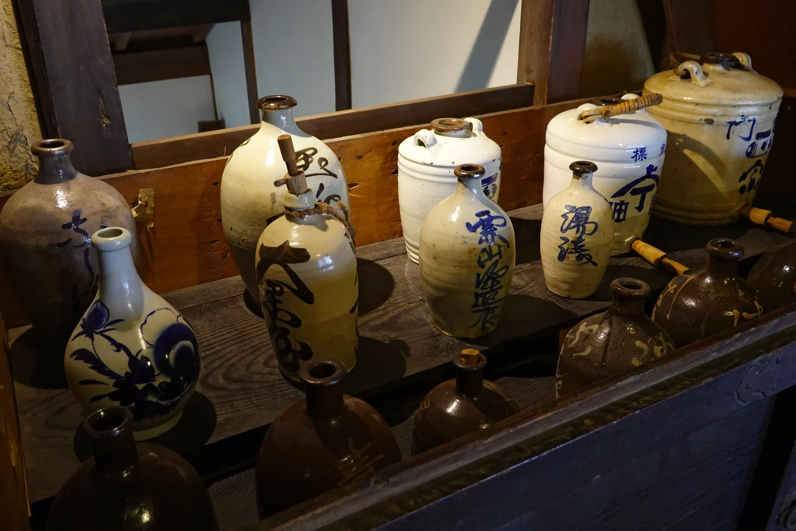 屋号などが書かれた陶器の徳利が並ぶ展示