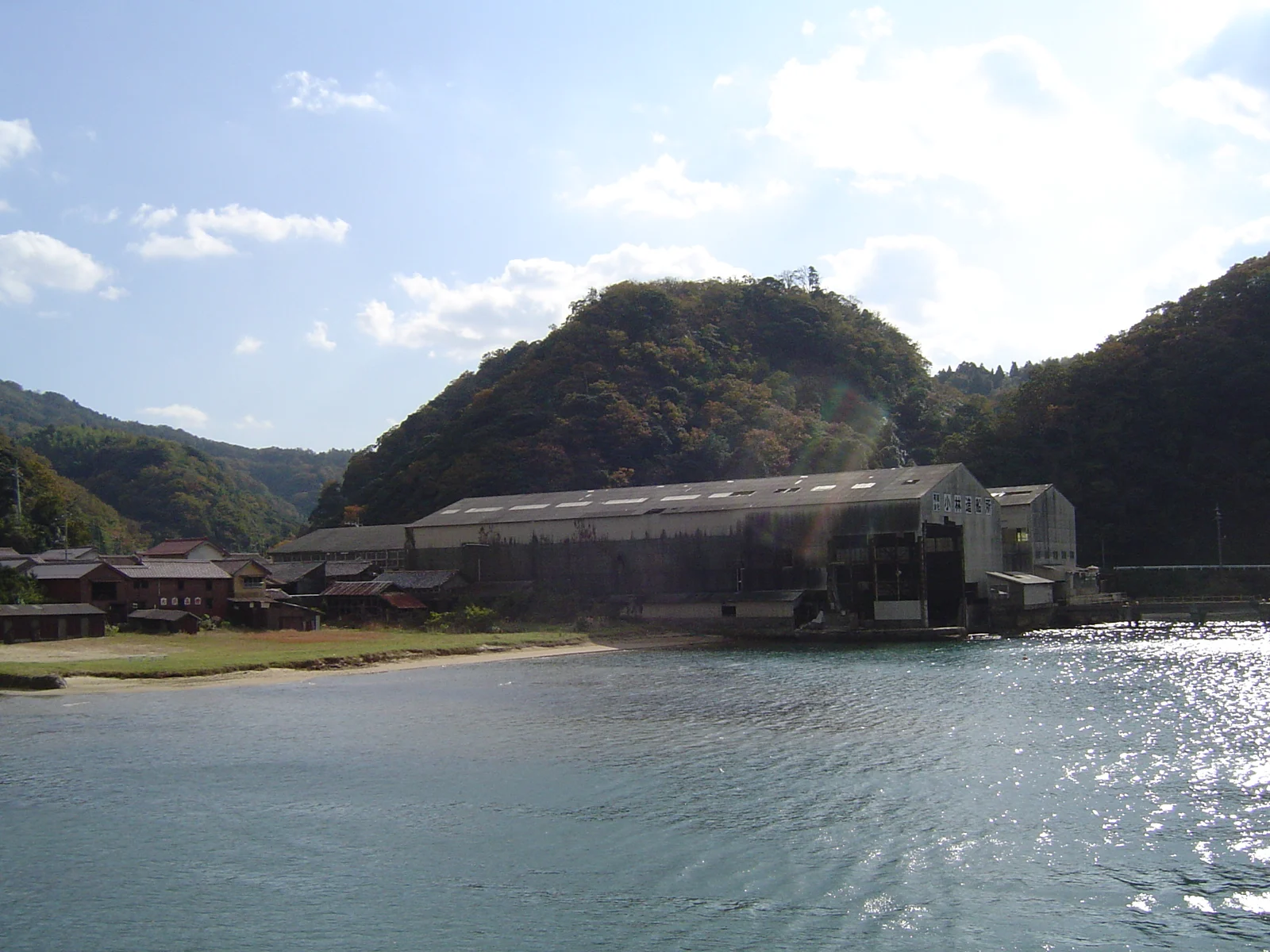 温泉津の港岸に立つ建物と水面へ下る斜面