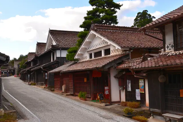 吹屋の道に沿って並ぶ赤茶色の瓦屋根と格子の商家