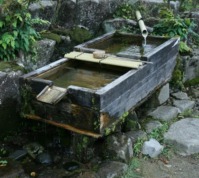 郡上八幡の水舟。上の槽から下の槽へ水が流れる。2007年7月1日撮影。