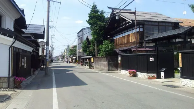 中七日町通りに並ぶ商家の外観