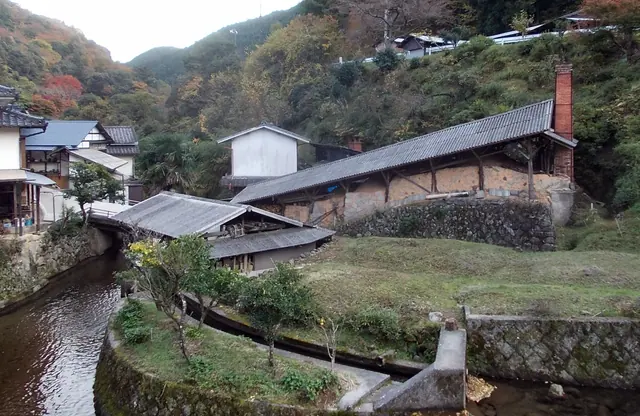 小鹿田皿山の川と登り窯、その背後の山。2013年11月13日撮影。