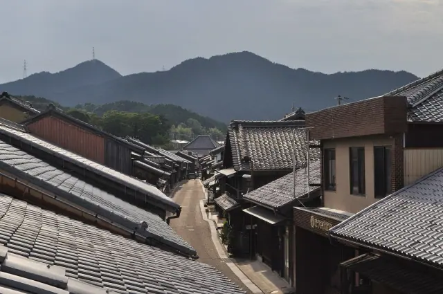 瓦屋根が連なる関宿と背後の山並み