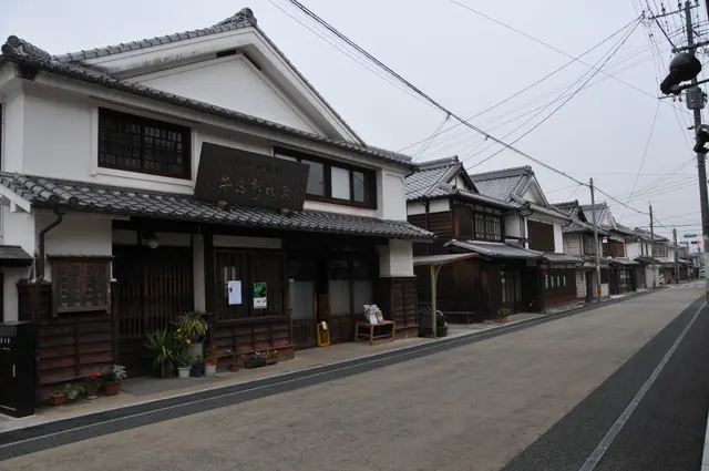 白壁の町家が並ぶ八女福島の通り。屋根の三角形の面が通りを向く