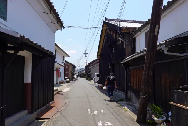 湯浅の通りに町家が並び、人や自転車が行き交う風景
